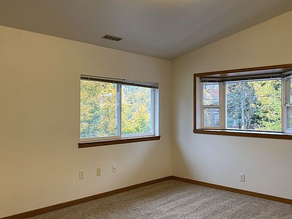 2nd image of 555 NE Ravenna Blvd