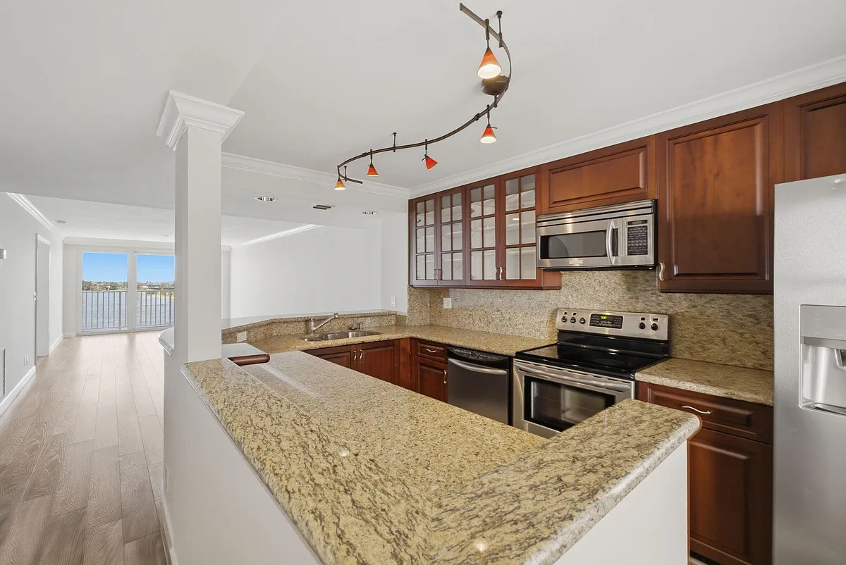 Building Photo - 3901 S Flagler Dr #802