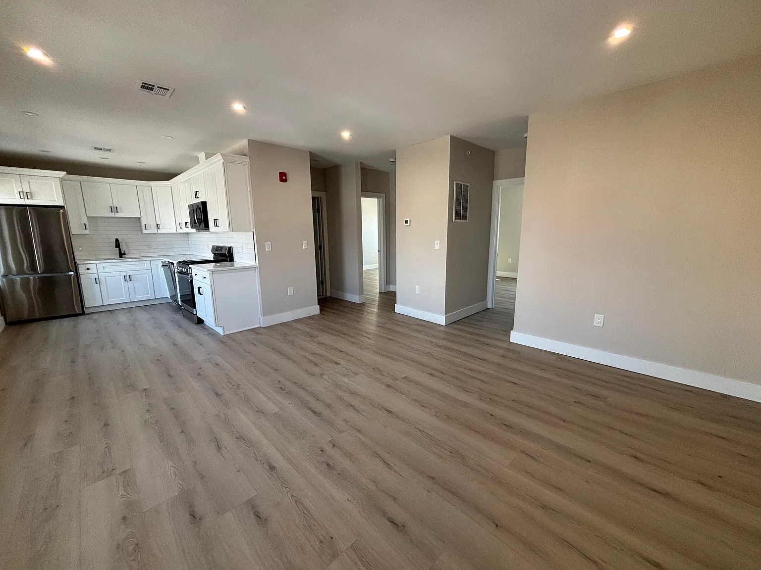 3 bed, 1000 sqft, $2,500 — Photo 2