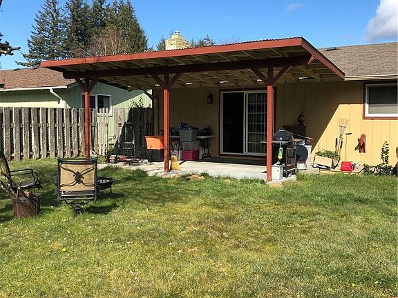 4th image of 3613 Surrey Dr NE
