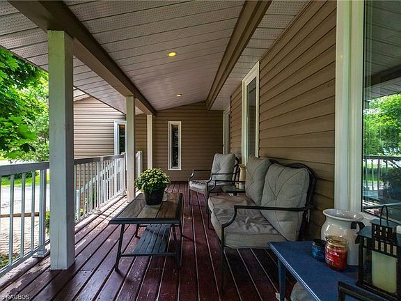 4th image of 26 Royal Beech Dr