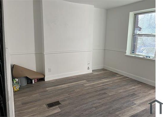 3rd image of 1909 E Oakdale St