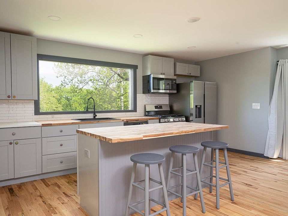 1st image of 6 Roosevelt Pl