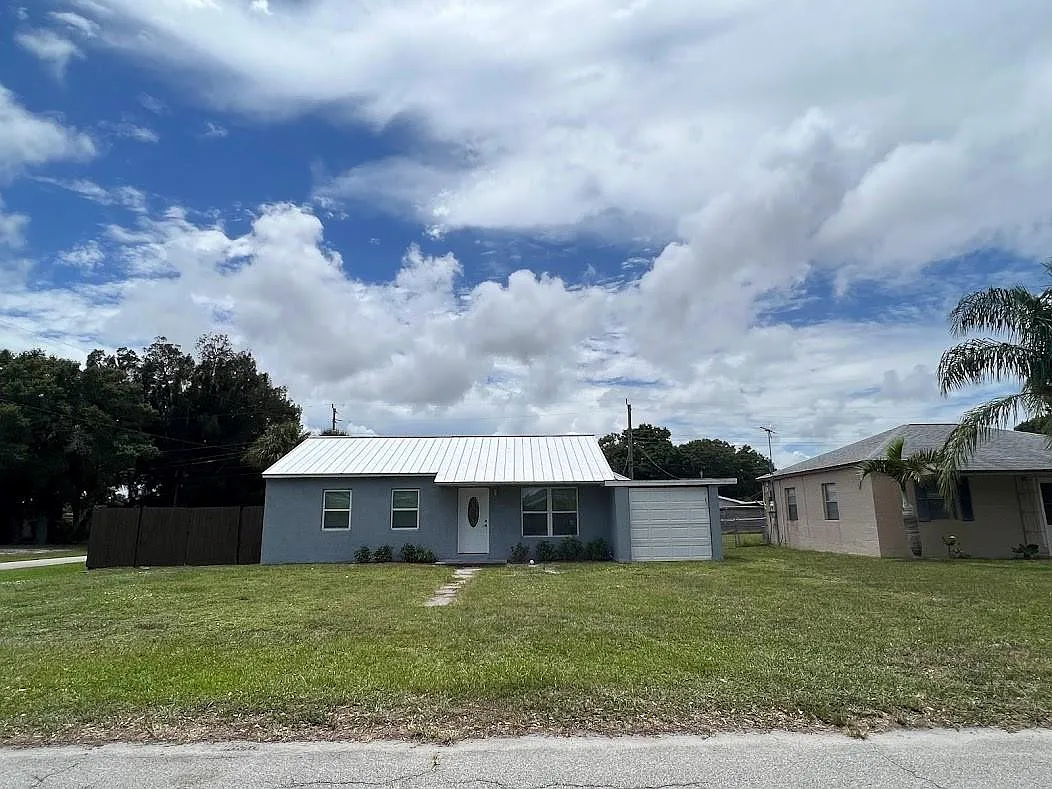 4 bed, 2.0 bath, 900 sqft, $3,997 — Photo 1
