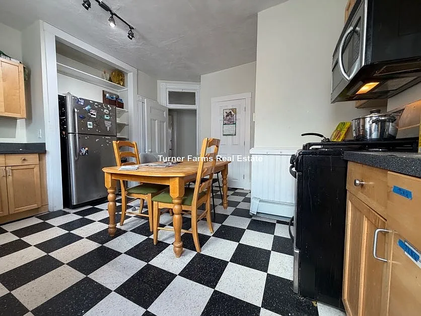 4 bed, 1.5 bath, 9999 sqft, $4,000 — Photo 2