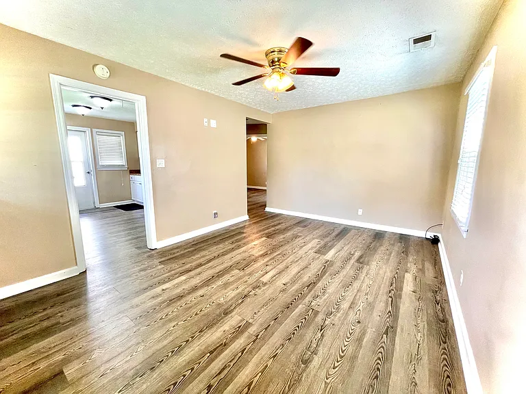 1046 Seelbach Ave — Photo 2