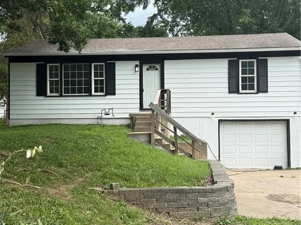 1813 N Farview Dr, Independence, MO 64058