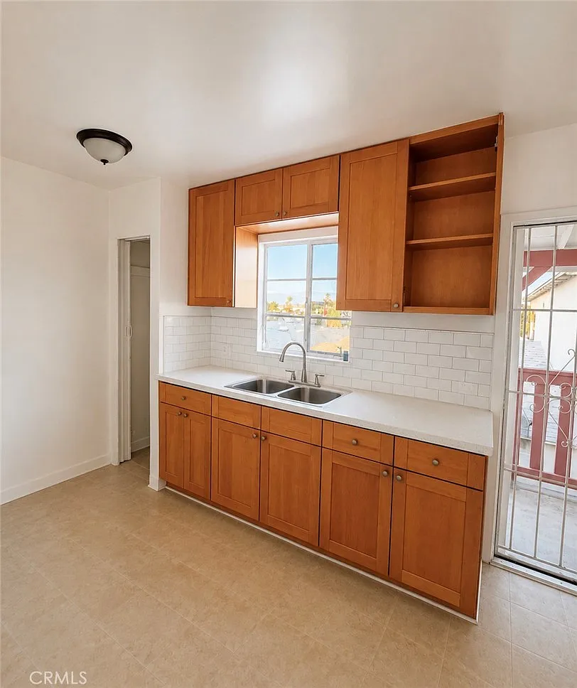1 bed, 1000 sqft, $1,998 — Photo 3