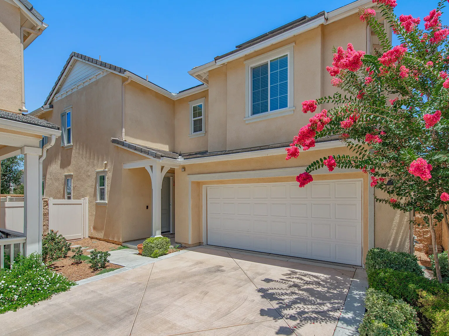 3 bed, 1758 sqft, $3,200 — Photo 2