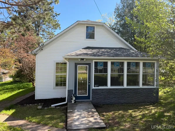 107 4th St, Iron River, MI 49935