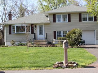 20 Maplehurst Ln, Piscataway, NJ 08854