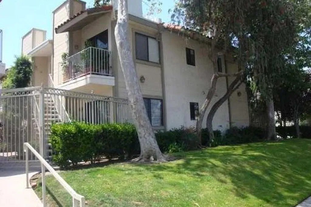 2 bed, 800 sqft, $2,765 — Photo 1