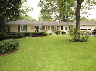 19 Shire Oaks Dr, Pittsford, NY 14534