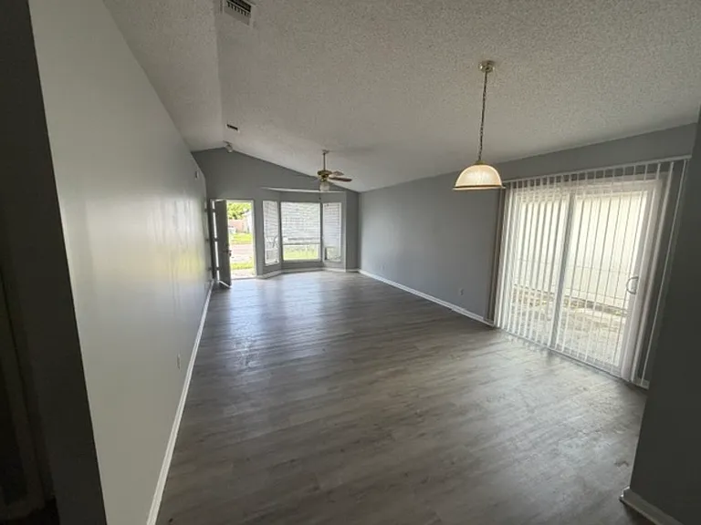 5061 Knightsbridge Cir N — Photo 3