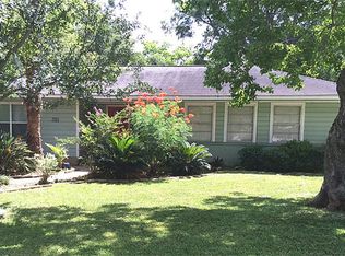 311 Cypress St, Lake Jackson, TX 77566