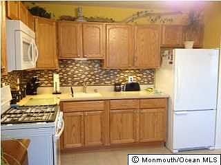 4th image of 586 Wood St