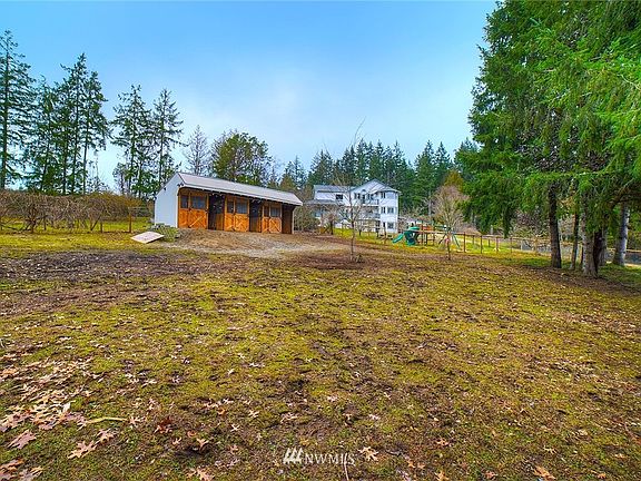 barn w enclosed pasture