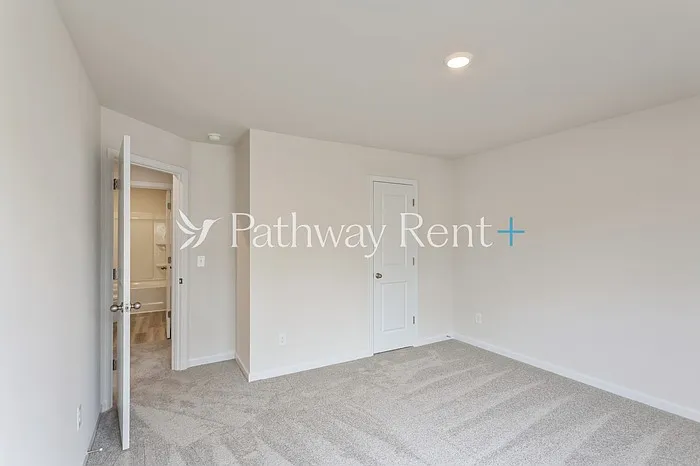 608 Mackenzie Cv — Photo 14