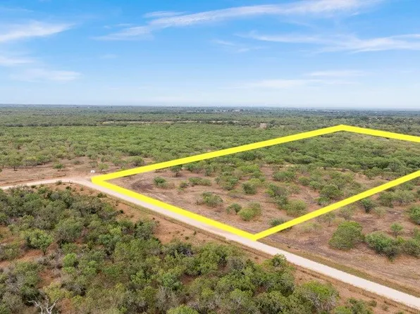 5 County Road 171, Nixon, TX 78140