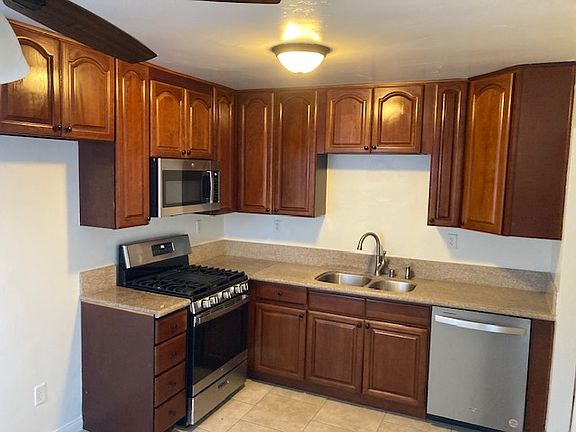 5th image of 1415 Peach Ave