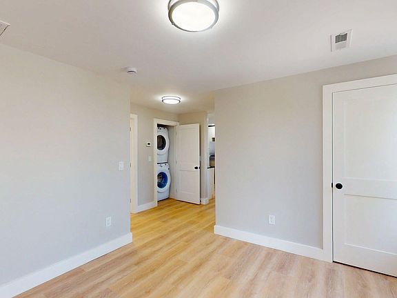 3rd image of 8 Curtis St APT 2
