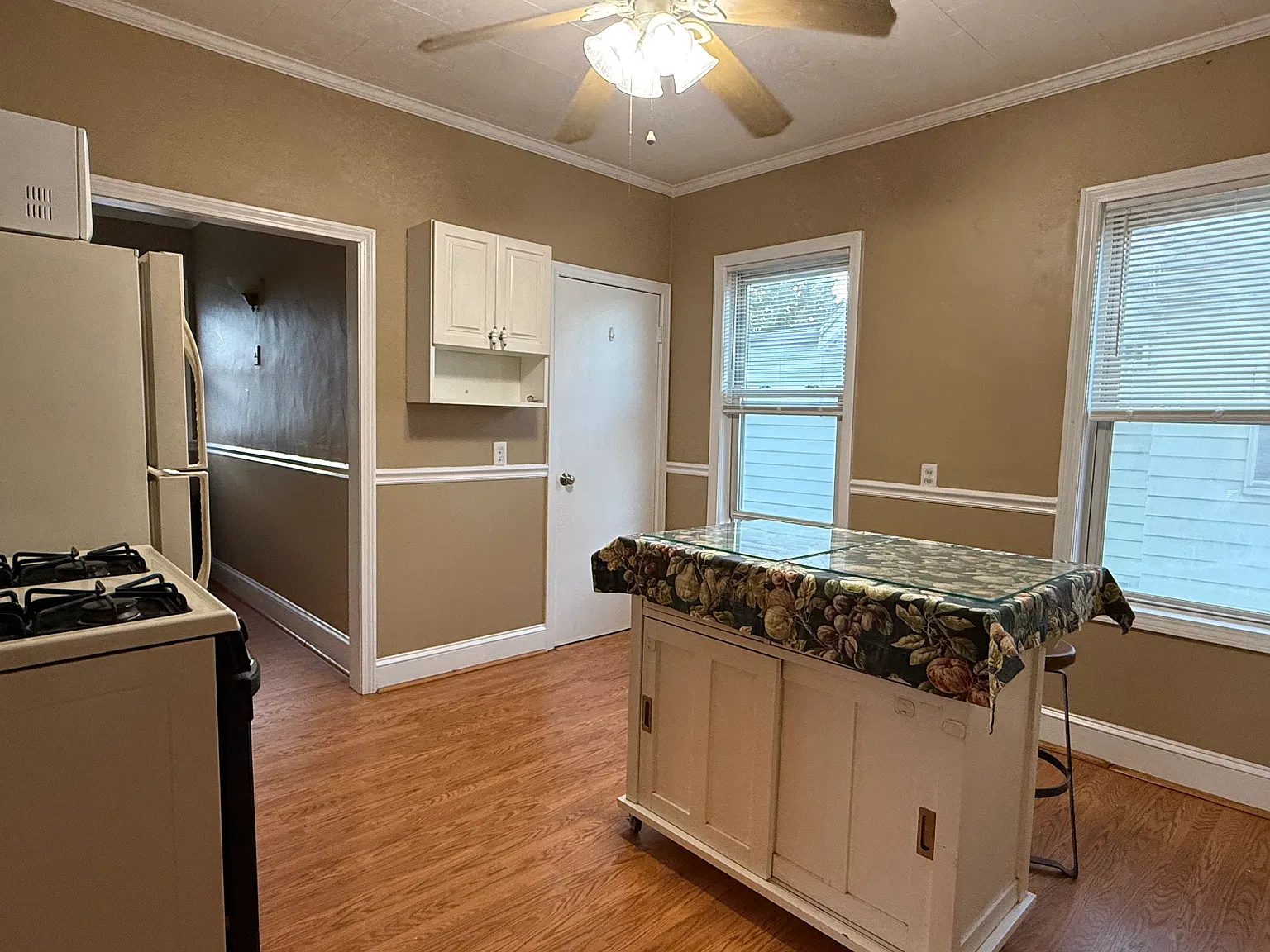 3 bed, 1000 sqft, $2,800 — Photo 3