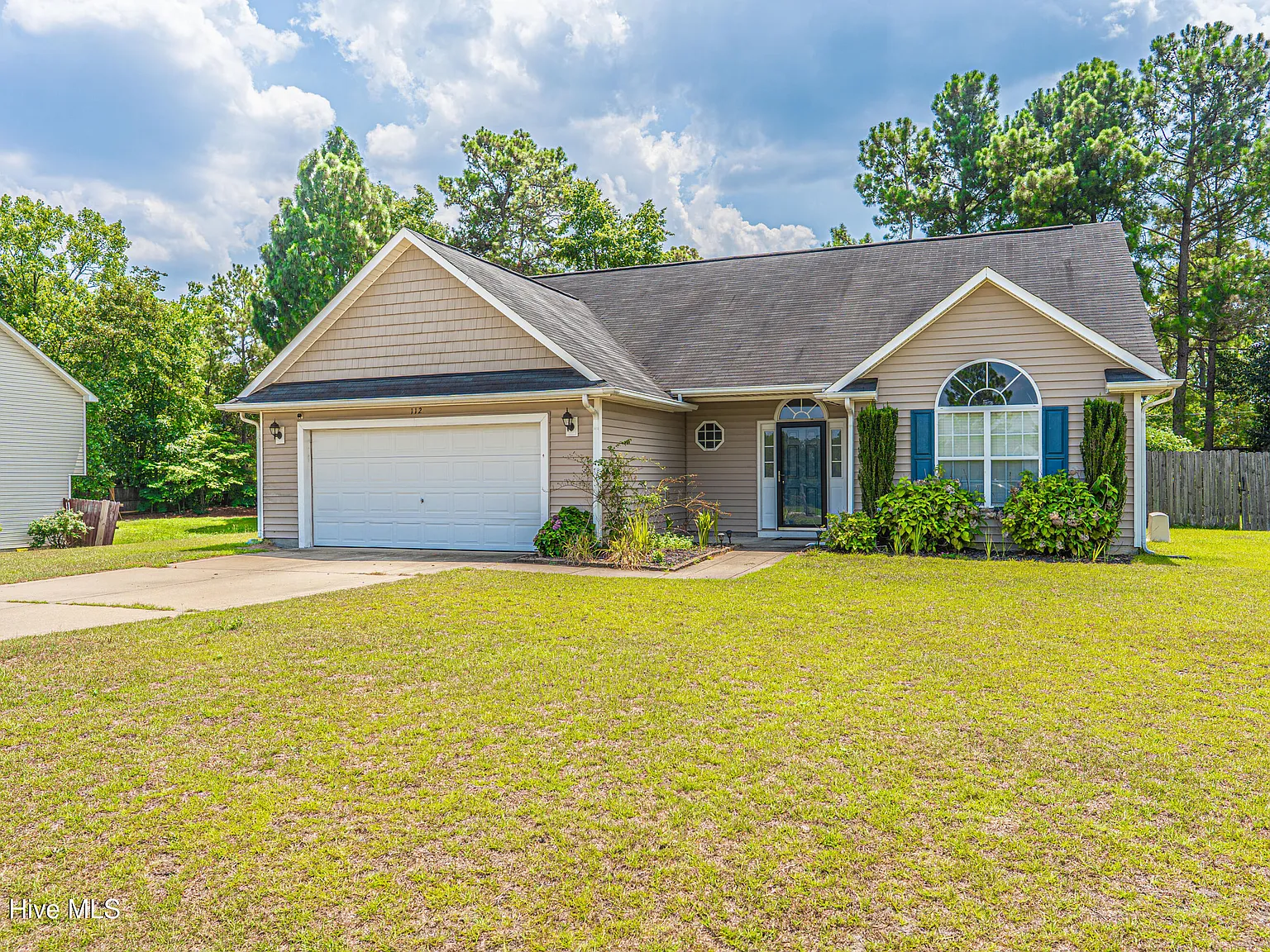 4 bed, 3.0 bath, 2400 sqft, $2,200 — Photo 2
