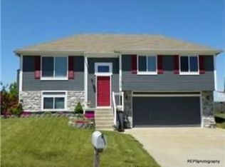 19304 Corbyn Ln, Smithville, MO 64089