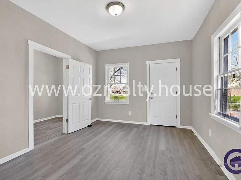 160 Bronson Ave — Photo 4