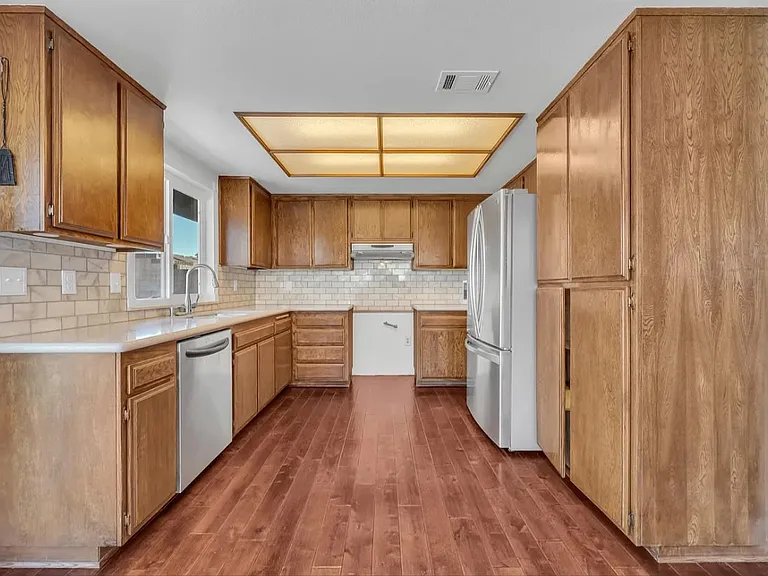 2302 Edam St — Photo 17
