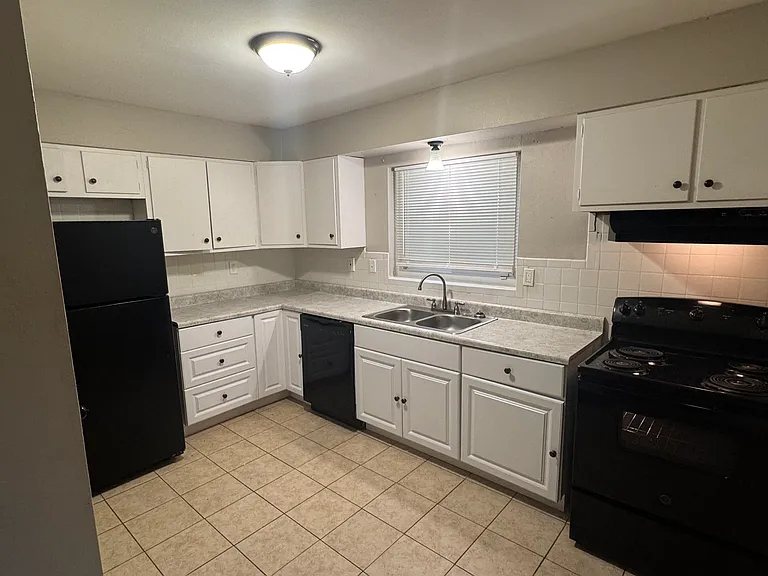 930 Marias Dr — Photo 2