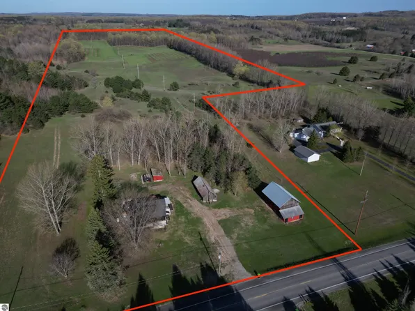 2768 S Center Hwy, Suttons Bay, MI 49682