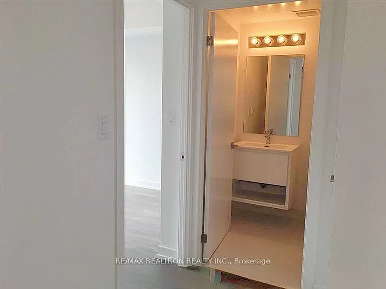 159 Wellesley St E #910 — Photo 3
