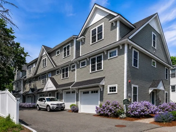 61 Valley St APT 1, Wakefield, MA 01880