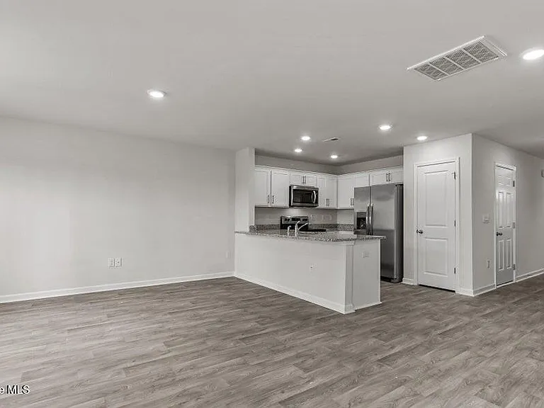 2305 Gracie Ln — Photo 10
