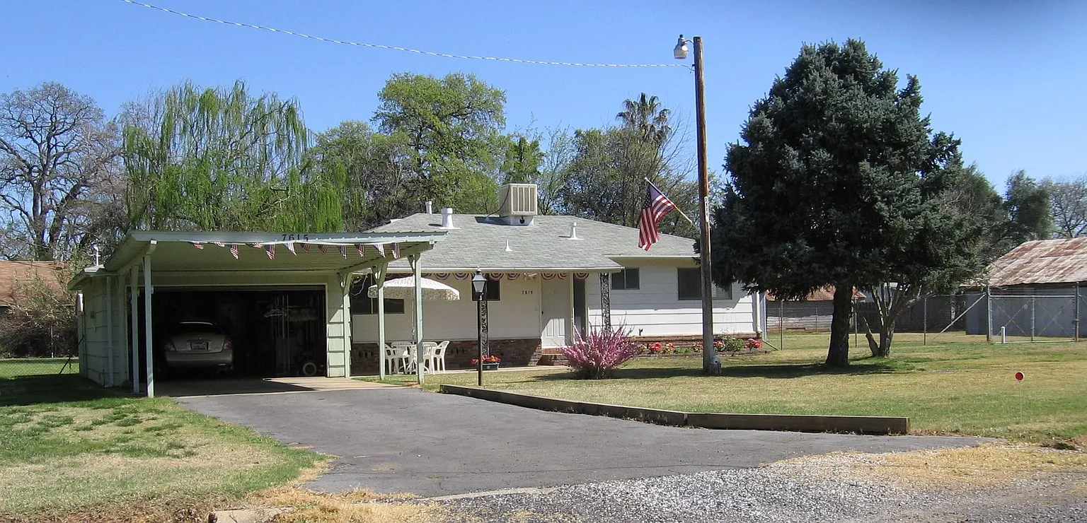 7615 Fulton Ave photo 1