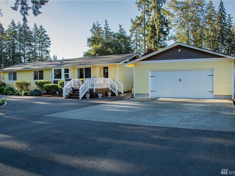 Beautiful 3 bedroom 2 bath rambler located on over an acre in Puyallup