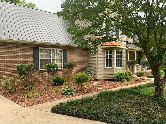 3rd image of 271 Brookfield Cir