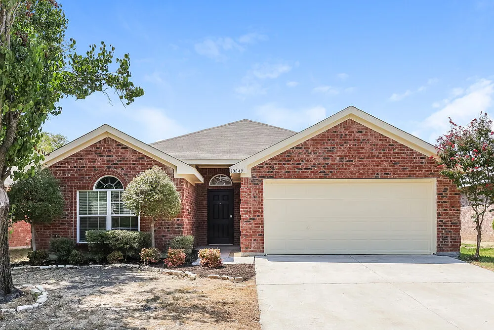 3 bed, 2.0 bath, 1758 sqft, $2,220 — Photo 1