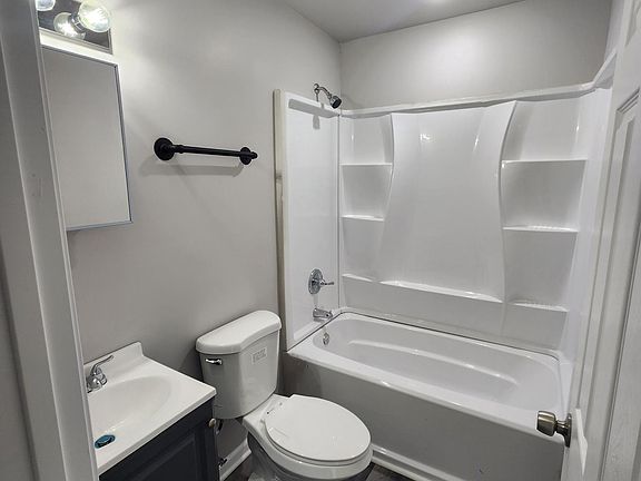 3rd image of 3904 N Grand Ave APT 2
