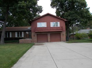 840 Queens Ln, Glenview, IL 60025