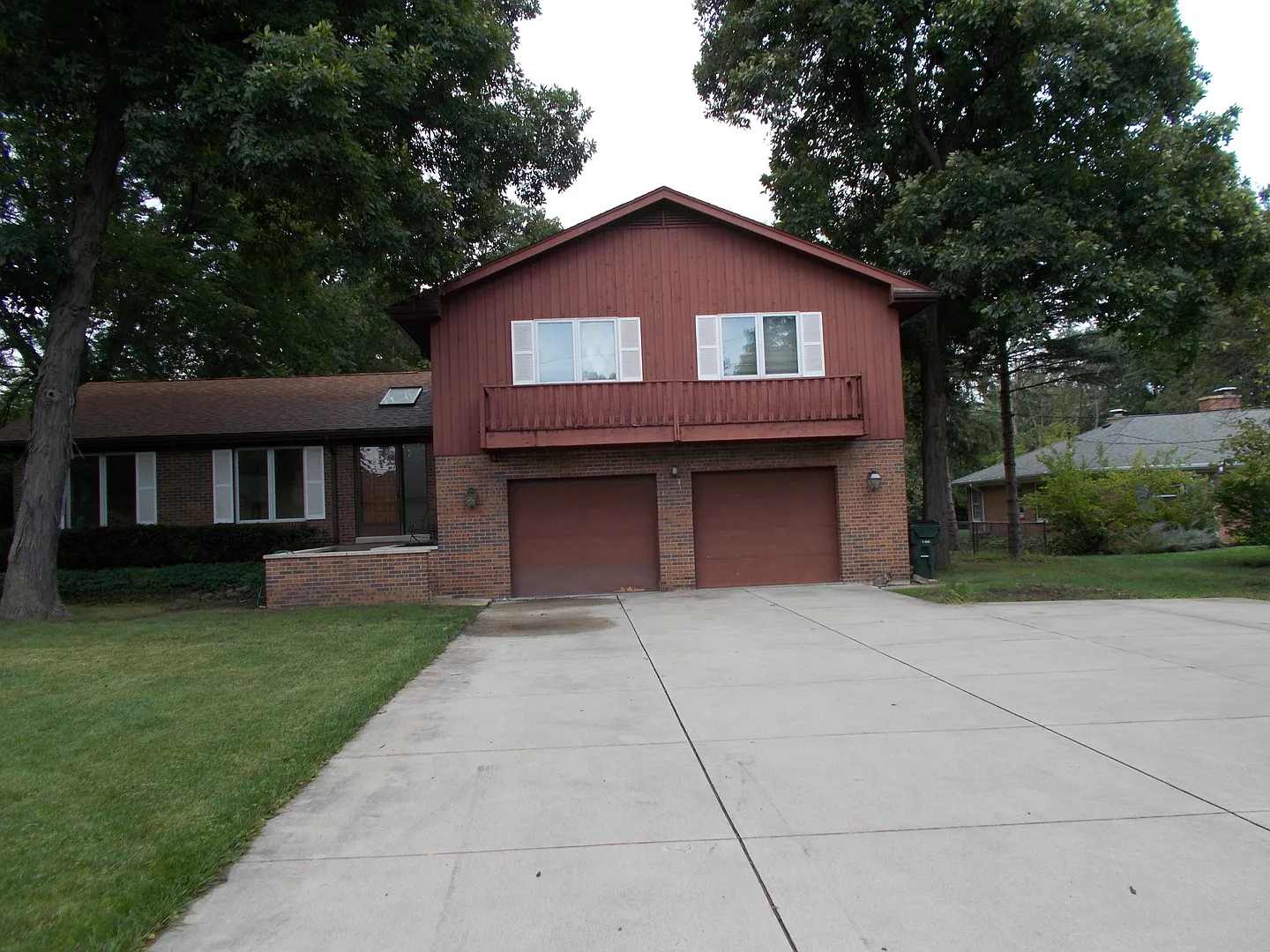 840 Queens Ln photo 1