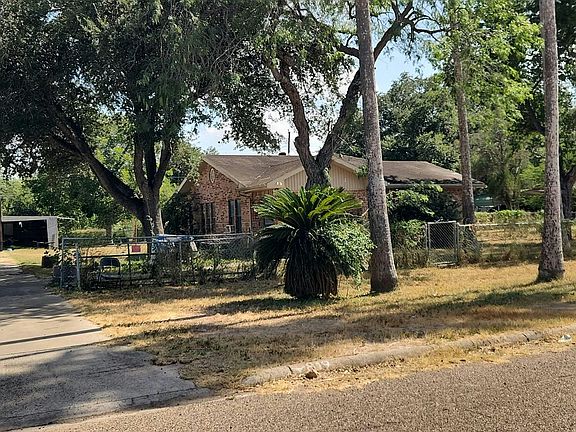3rd image of 819 E De Soto Ave