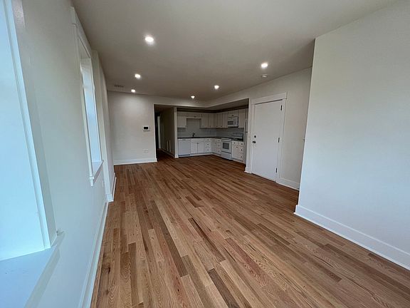 4th image of 5635-5645 Hobart St #31