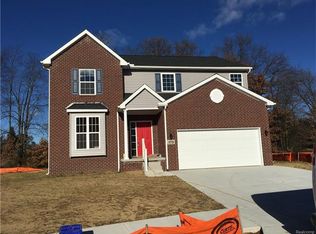 172 Crystal Wood Cir, Howell, MI 48843