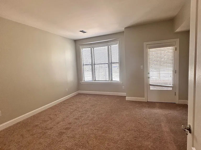 324 Lindsay St — Photo 3