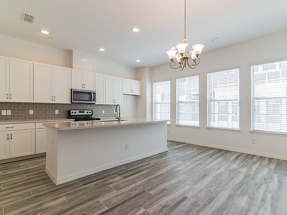 4th image of 549 Majestic Palm Dr