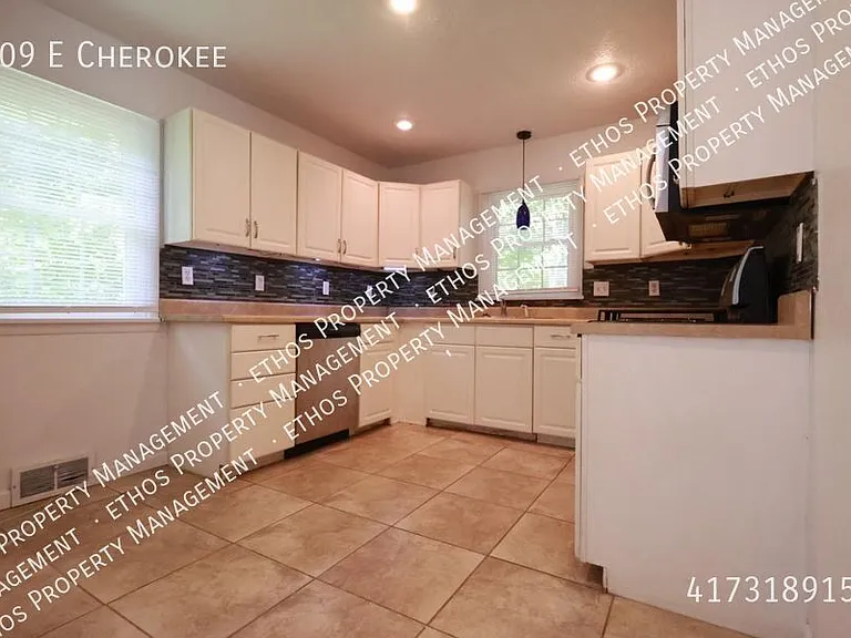 309 E Cherokee St — Photo 3