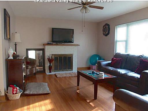 2nd image of 810 Mayflower Dr