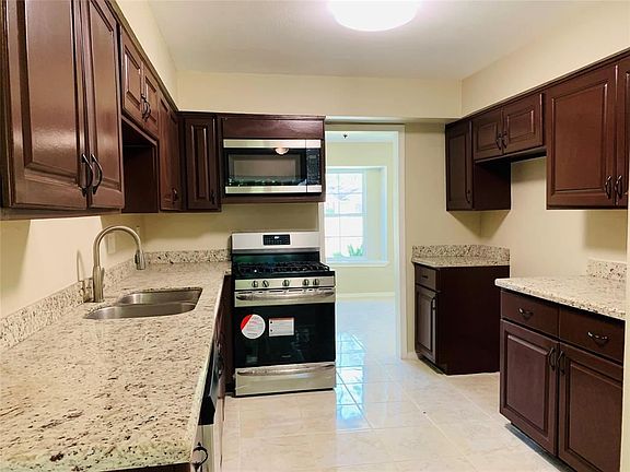 4th image of 815 Glen Hollow Ct